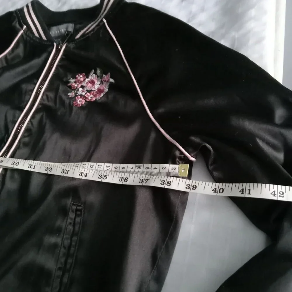 Suzy Shier Black and Pink Bomber Jacket with Embroidered Patch Confort and style - Picture 8 of 11